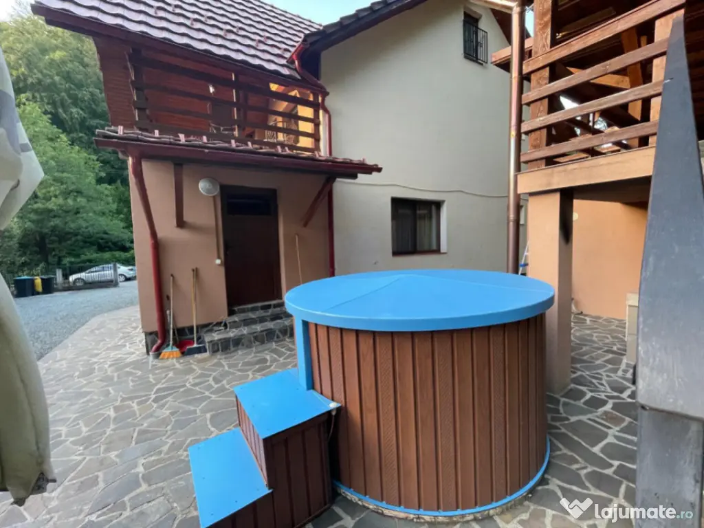 Pensiune funcțională de vânzare, cu 6 camere, 200 mp, zon