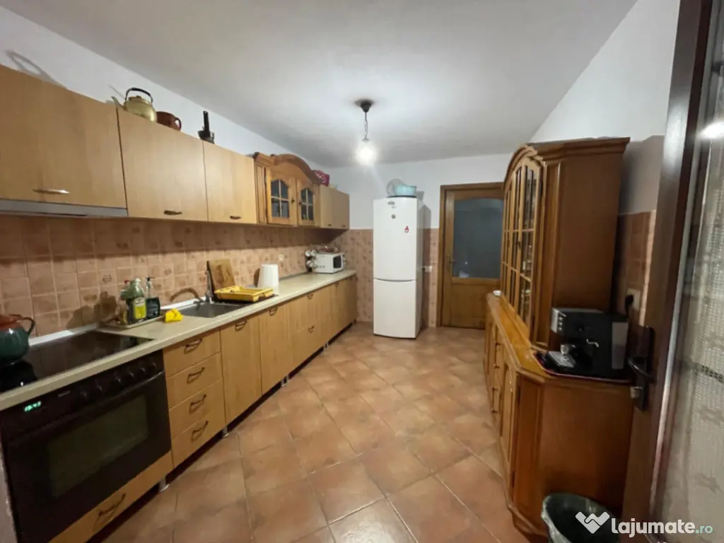 Pensiune funcțională de vânzare, cu 6 camere, 200 mp, zon