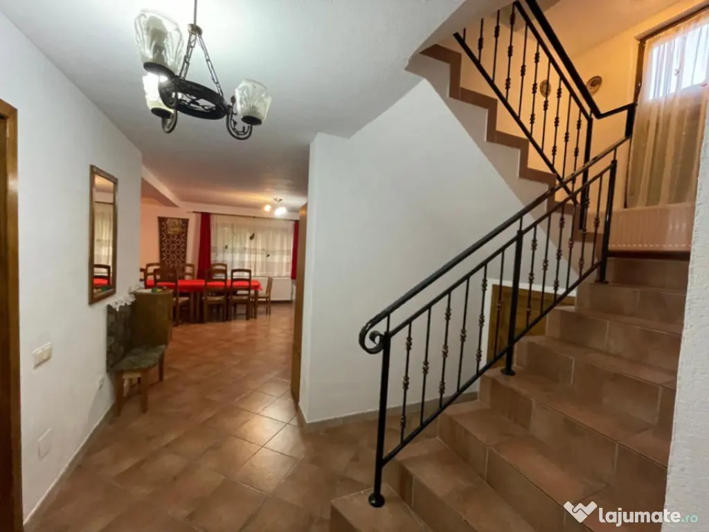Pensiune funcțională de vânzare, cu 6 camere, 200 mp, zon