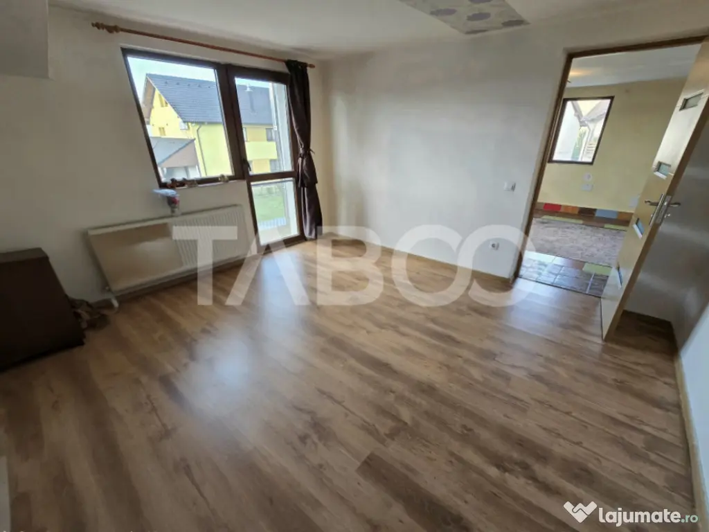 Casa de vanzare cu 6 camere 2 parcari curte libera 200 mp in 