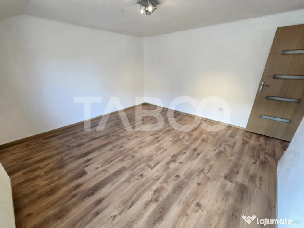 Casa de vanzare cu 6 camere 2 parcari curte libera 200 mp in 