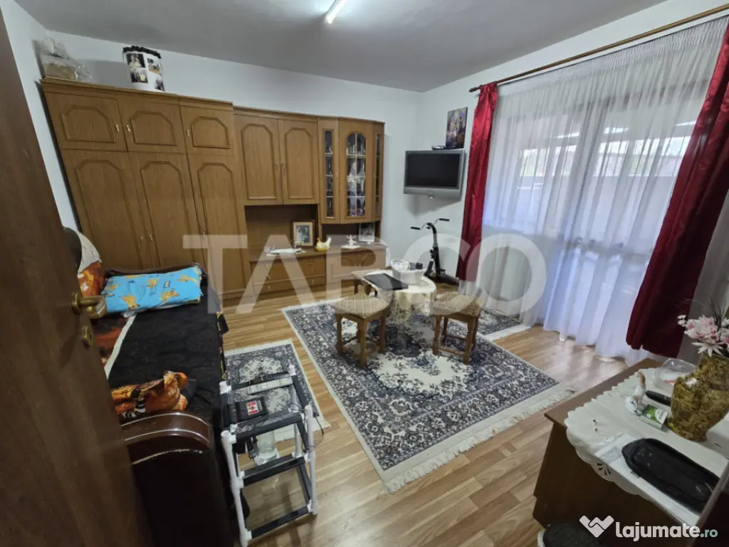 Casa de vanzare cu 6 camere 2 parcari curte libera 200 mp in 