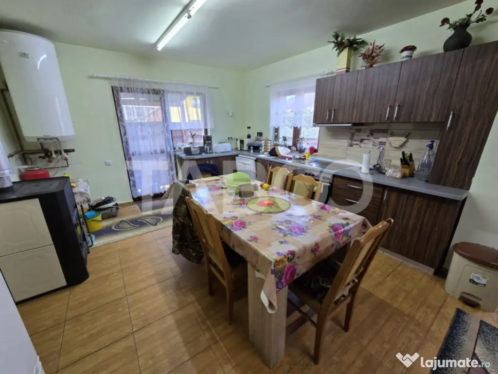 Casa de vanzare cu 6 camere 2 parcari curte libera 200 mp in 