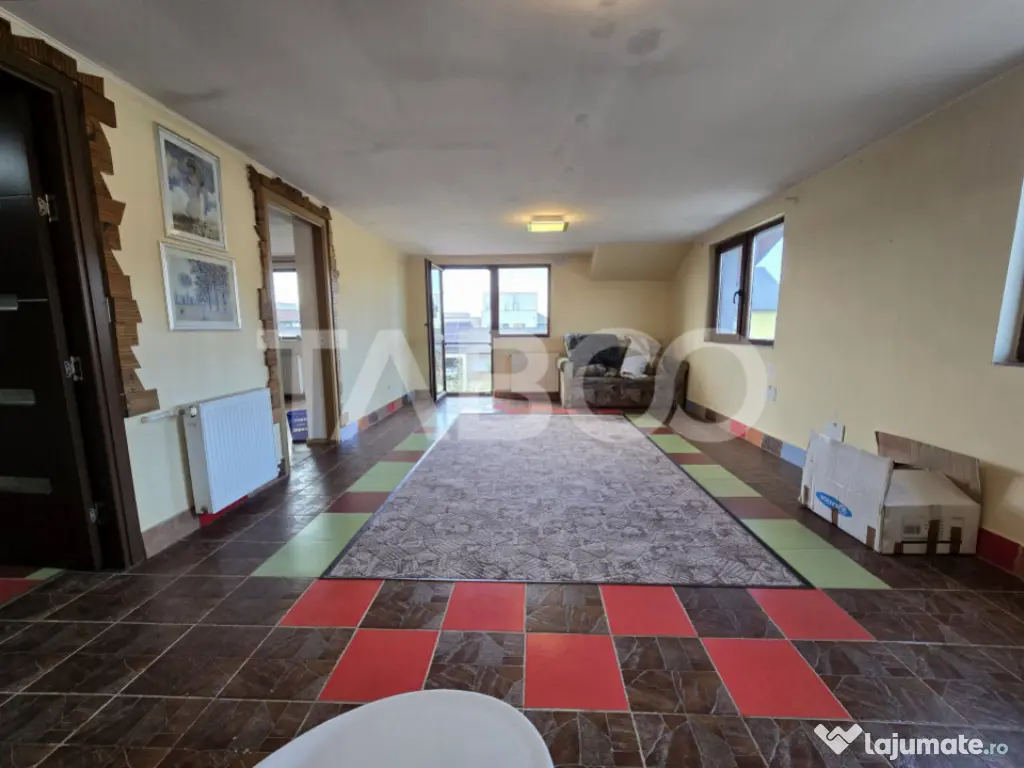 Casa de vanzare cu 6 camere 2 parcari curte libera 200 mp in 