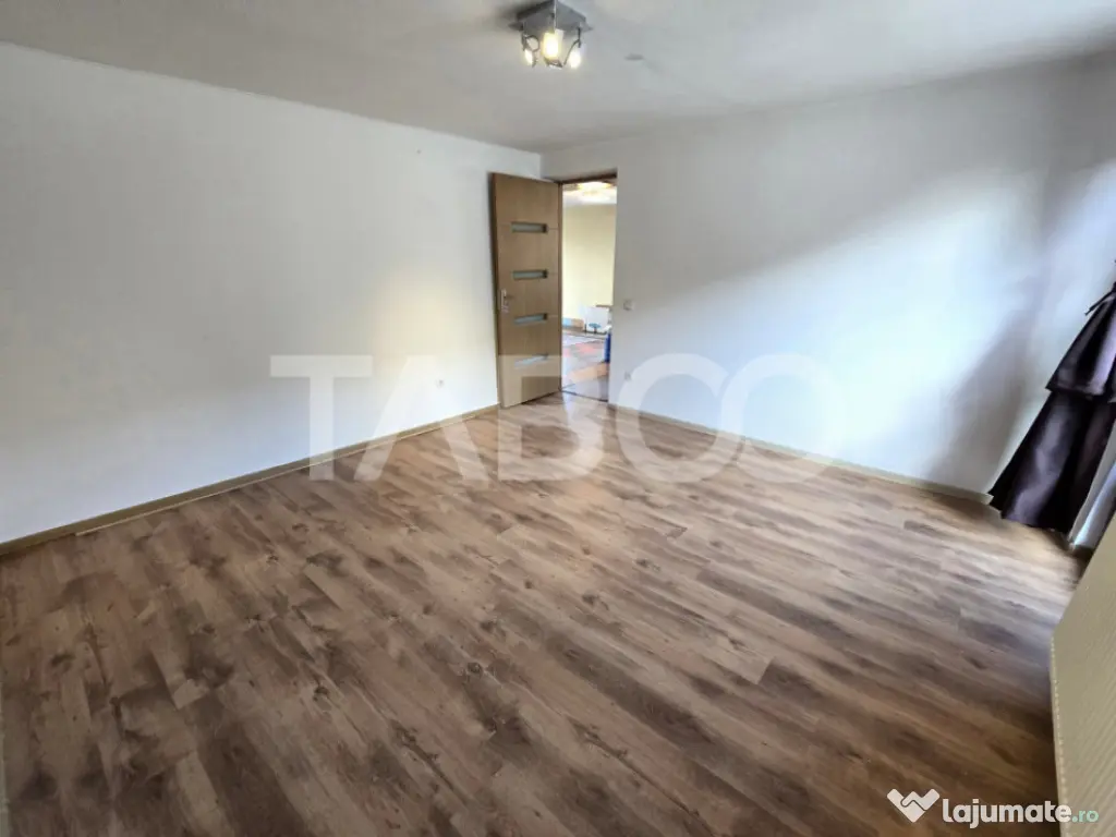 Casa de vanzare cu 6 camere 2 parcari curte libera 200 mp in 