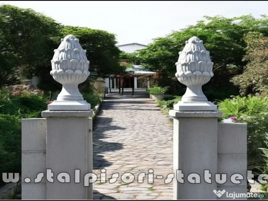 Capitel con de pin cu bază, gri patinat, model T3. 