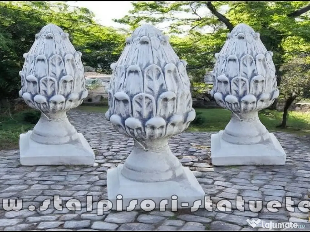 Capitel con de pin cu bază, gri patinat, model T3. 