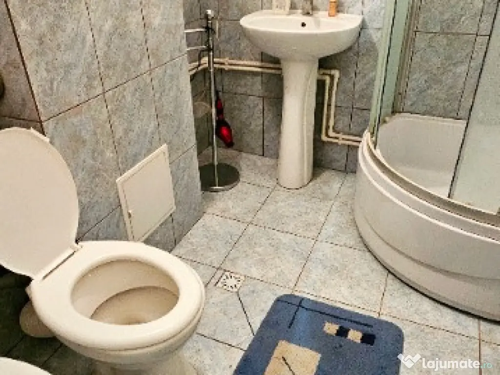 Apartament 3 camere, etaj1,zona Centrala,ideal pentru locuit sau firma