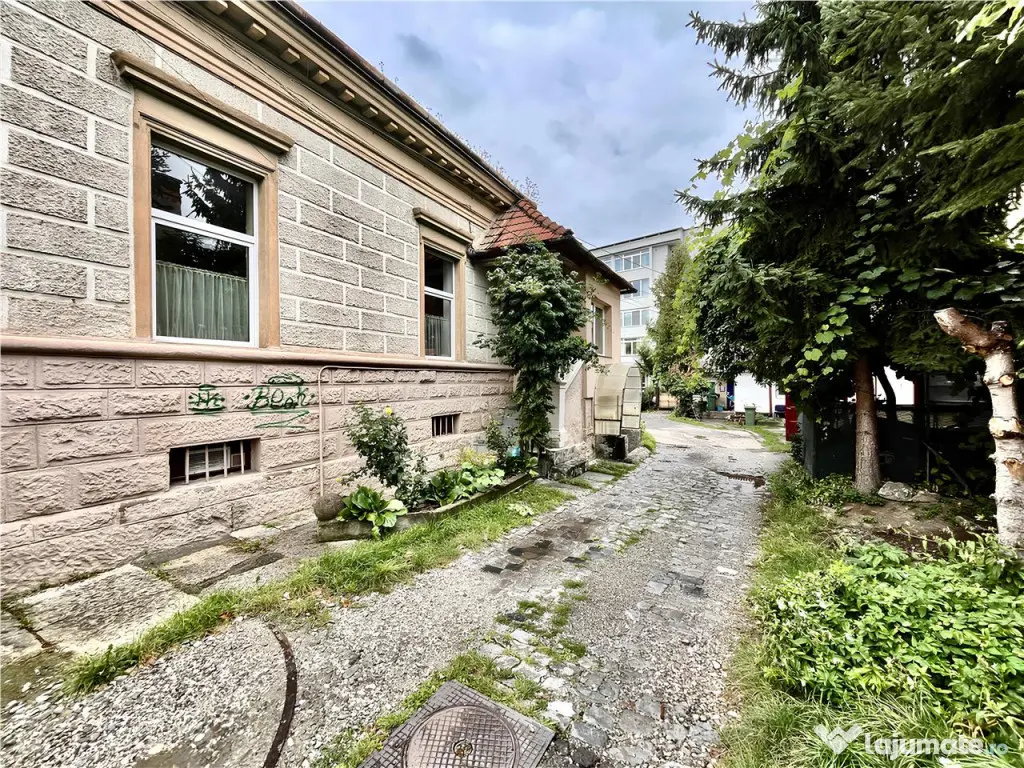 Apartament Decomandat Central cu 3 Camere potrivit unei S.C. 