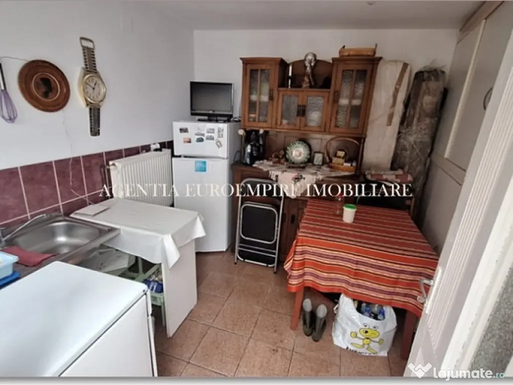 Garsoniera de inchiriat la curte zona Capitol 