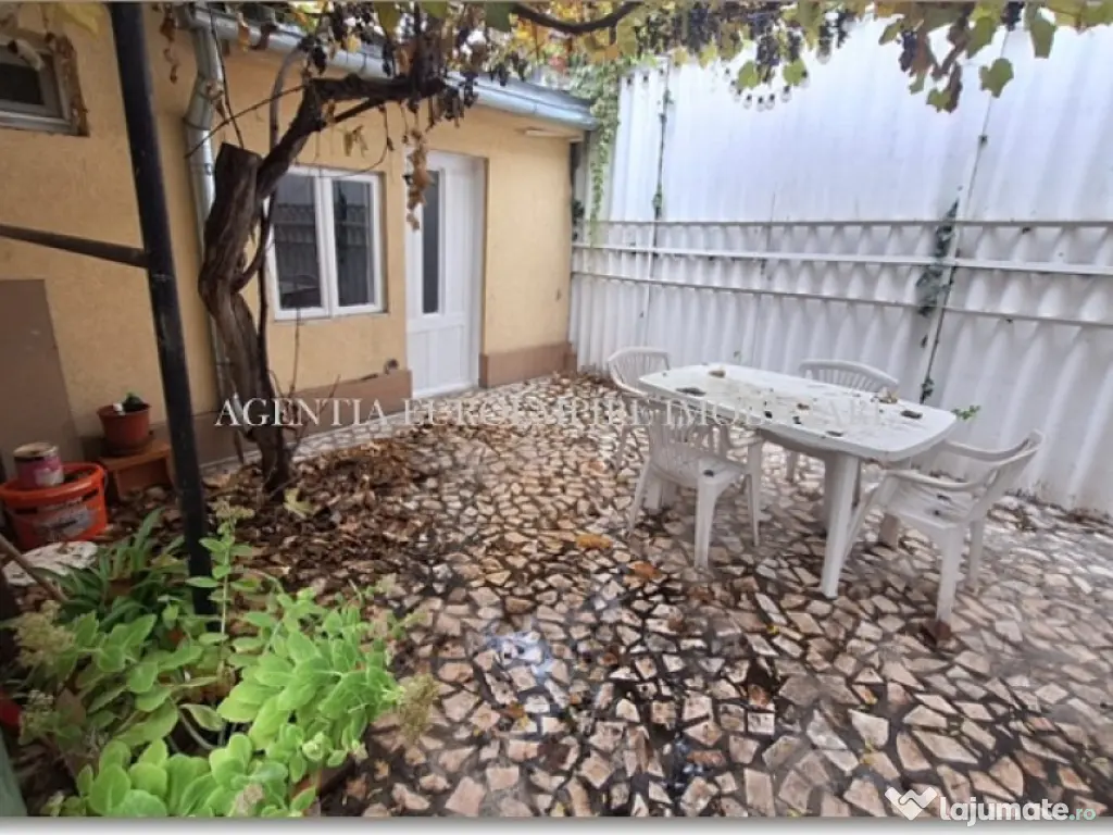 Garsoniera de inchiriat la curte zona Capitol 