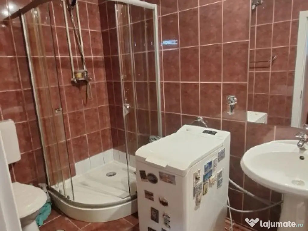 Garsoniera de inchiriat la curte zona Capitol 