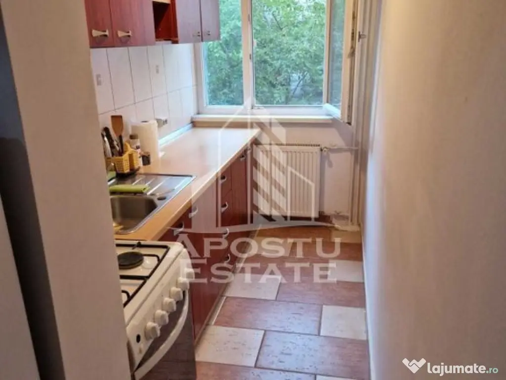 Apartament 3 camere, etajul 1, zona Spitalul Judeten 