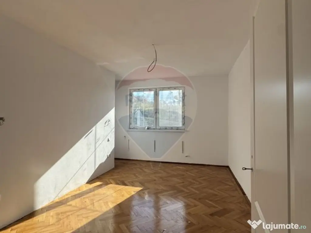 Casă complet renovată la interior în cartierul Vitrometan 