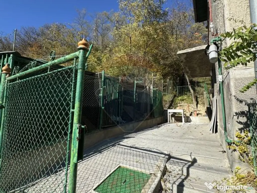 Casă complet renovată la interior în cartierul Vitrometan 