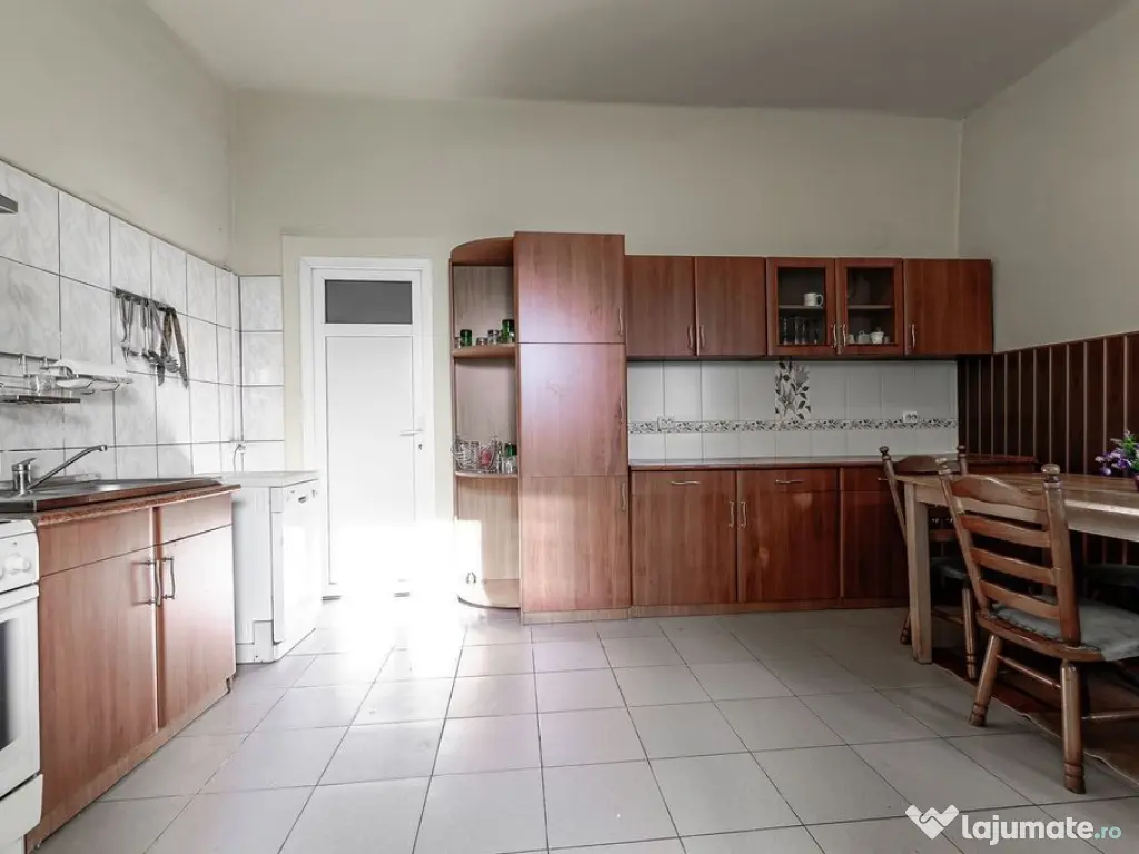 Locuință spațioasă cu grădină mare, în Aradul Nou,... 