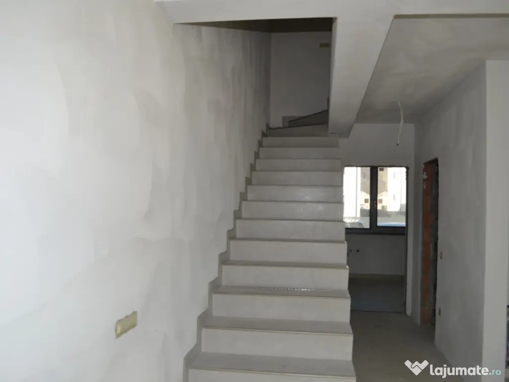 Duplex modern cu grădină și două locuri de parcare 