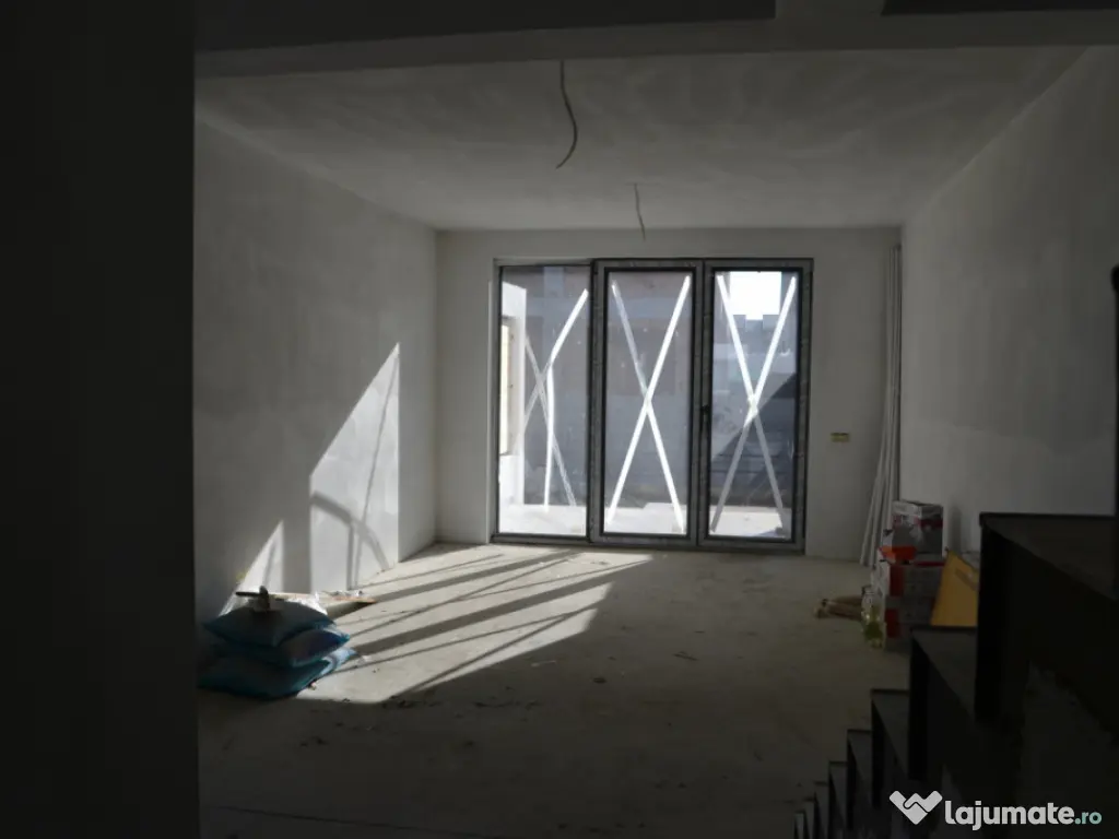 Duplex modern cu grădină și două locuri de parcare 