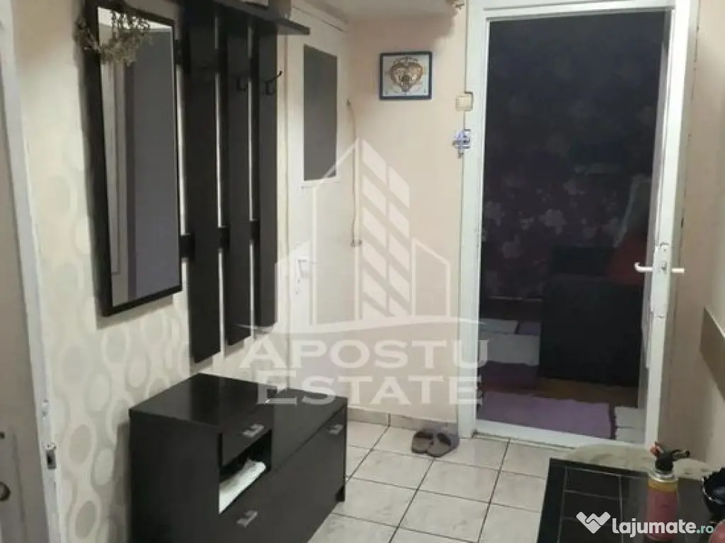 Apartament cu 3 camere, semidecomandat,etaj intermediar S... 