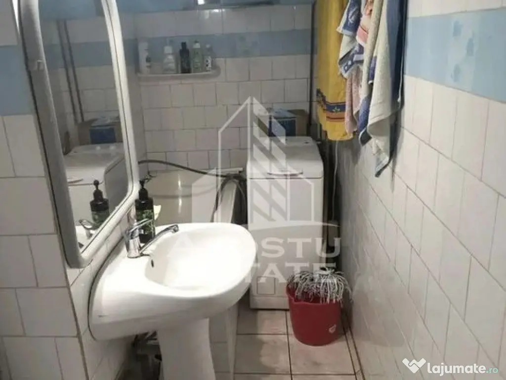 Apartament cu 3 camere, semidecomandat,etaj intermediar S... 