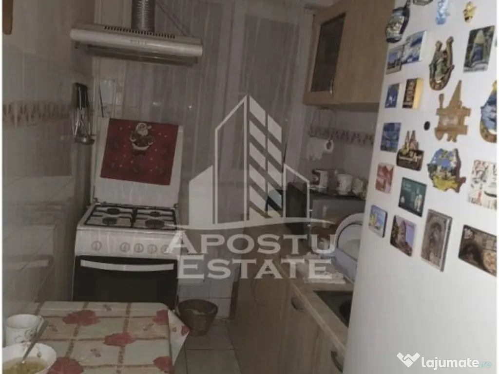 Apartament cu 3 camere, semidecomandat,etaj intermediar S... 