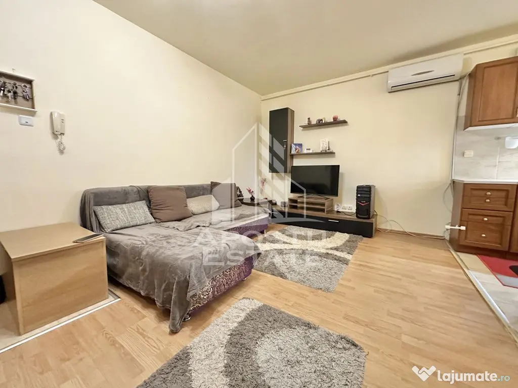 Apartament cu 3 camere, debara si terasa inchisa de 12 mp... 