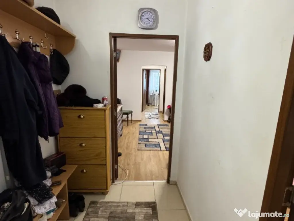 Vand apartament cu 3 camere