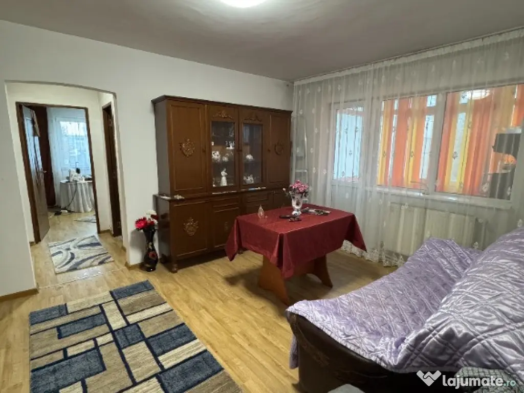 Vand apartament cu 3 camere