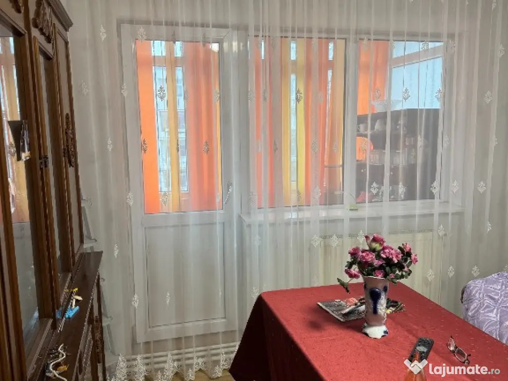 Vand apartament cu 3 camere