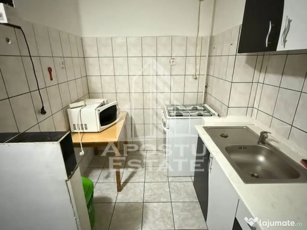 Apartament cu 3 camere | Decomandat | Etaj 2/4 | Centrala...