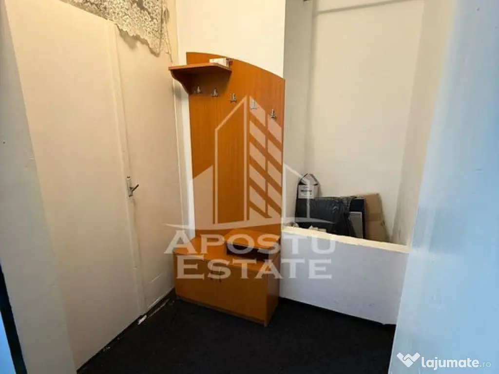 Apartament cu 3 camere | Decomandat | Etaj 2/4 | Centrala...