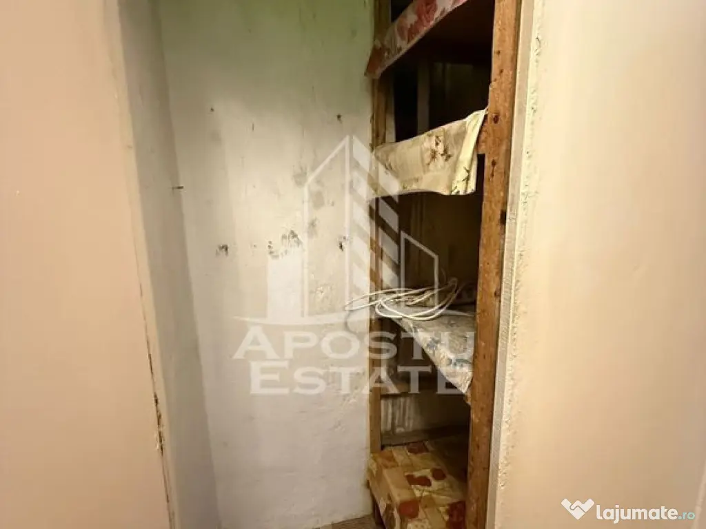 Apartament cu 3 camere | Decomandat | Etaj 2/4 | Centrala...