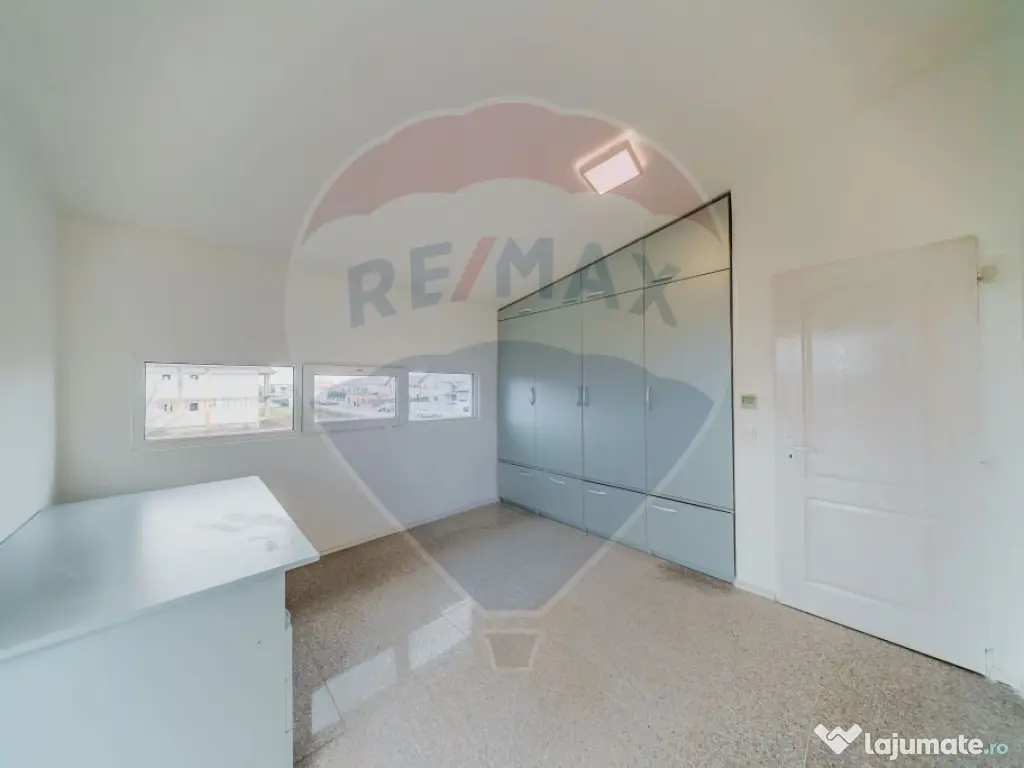 Casă modernă pe structură metalică, în cartierul Eur... 