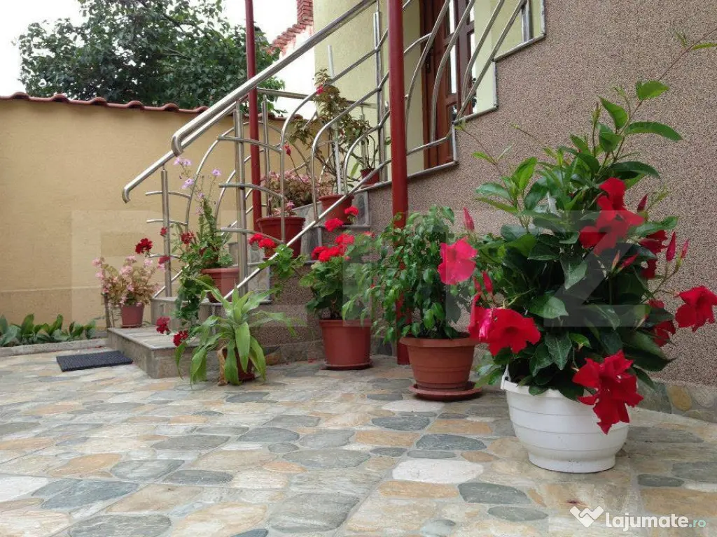 Pensiune turistica + casa de locuit, 315 mp, teren 761 mp, z