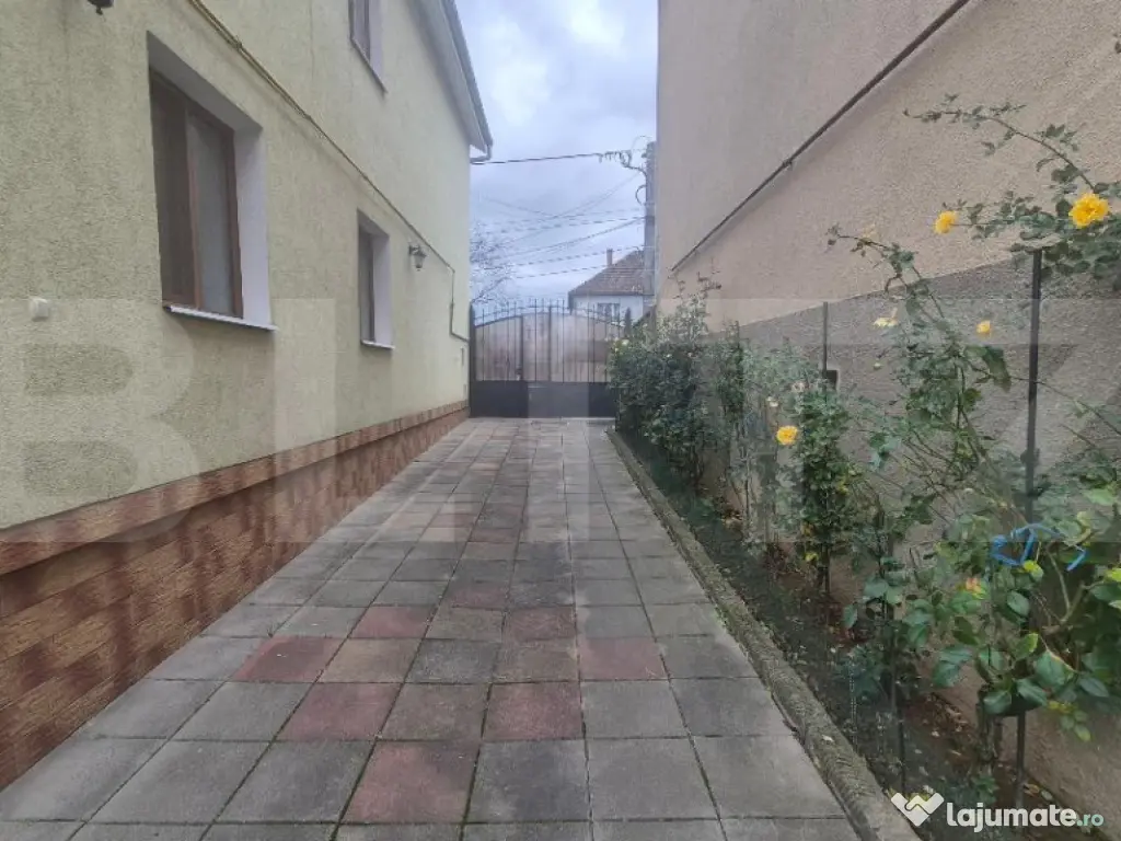 Pensiune turistica + casa de locuit, 315 mp, teren 761 mp, z