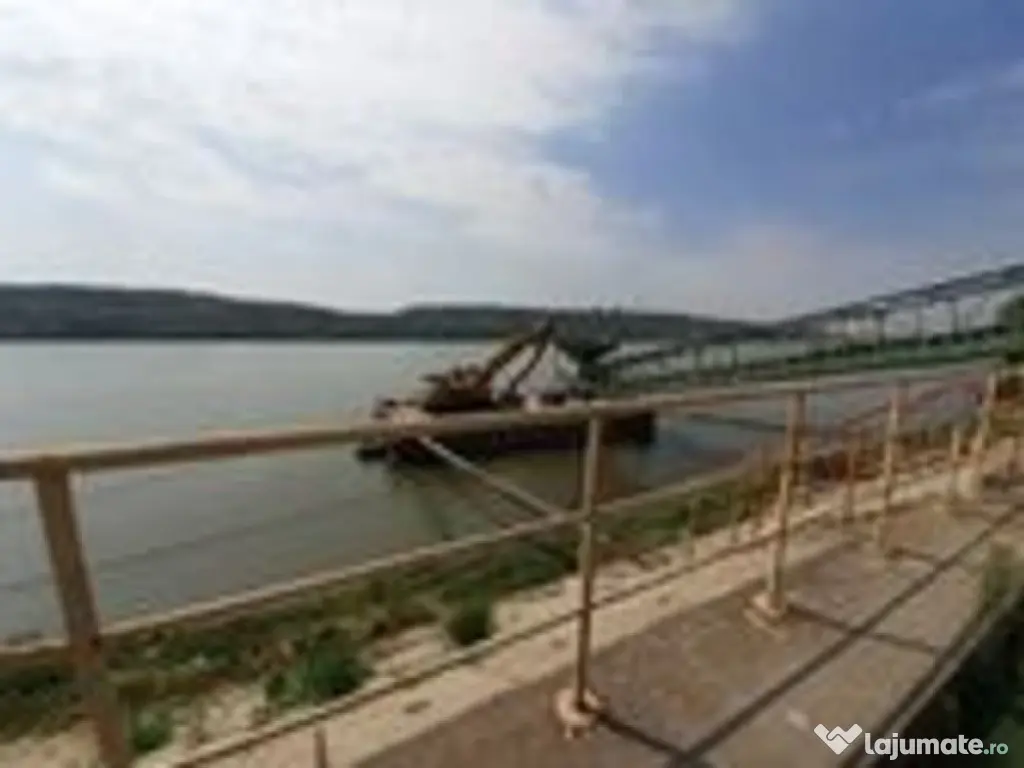 Oltenita - teren pe malul Dunarii cu chei betonat si pont...