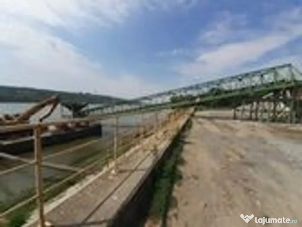 Oltenita - teren pe malul Dunarii cu chei betonat si pont...