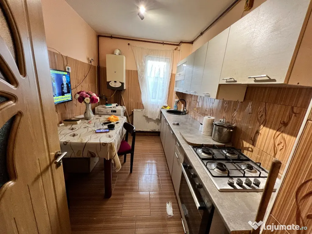 Apartament 2 camere semidecomandat,zona Calea Cisnadiei