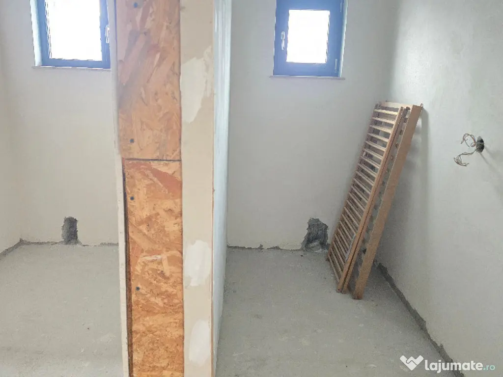 Vand casa in duplex in Deva, semifinisata, zona Garii (peste linie) 