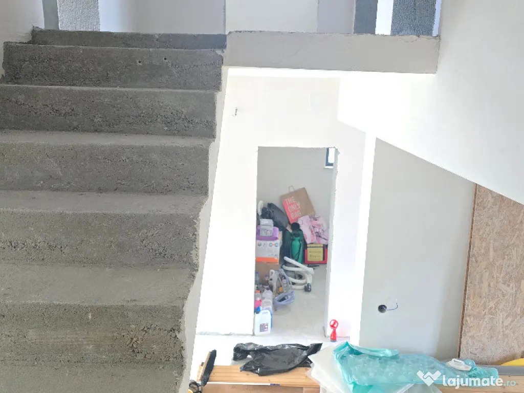 Vand casa in duplex in Deva, semifinisata, zona Garii (peste linie) 