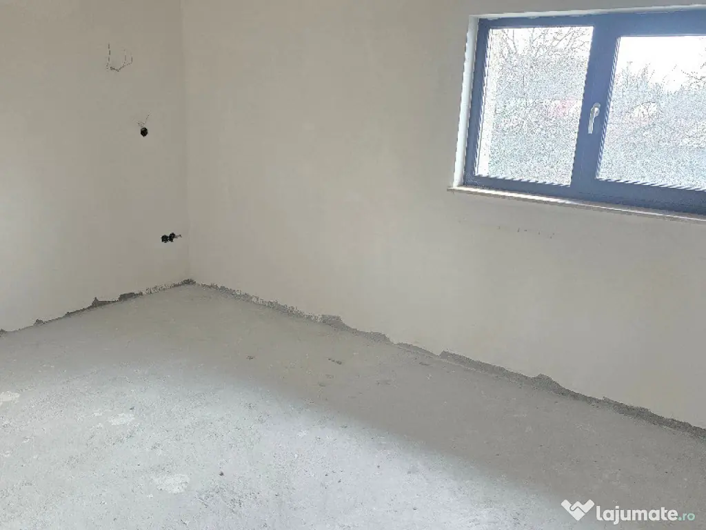 Vand casa in duplex in Deva, semifinisata, zona Garii (peste linie) 