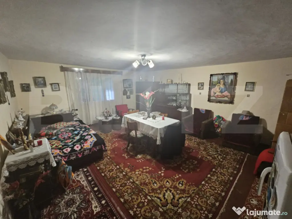 Casă cu 2 camere și anexe, zona centralǎ, Câmpeni