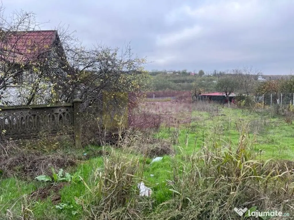 Teren Comana- Str Livezii- in apropiere de gara. 
