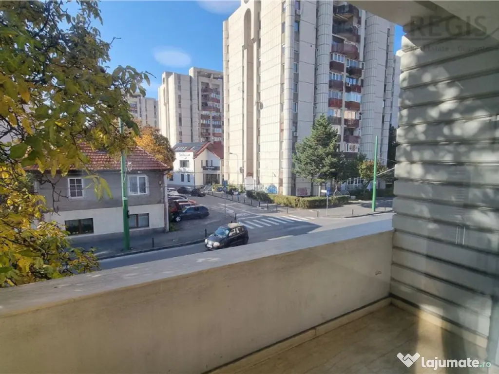 Vila - Bloc modern de 11 camere zona Centrul Civic , Onix 