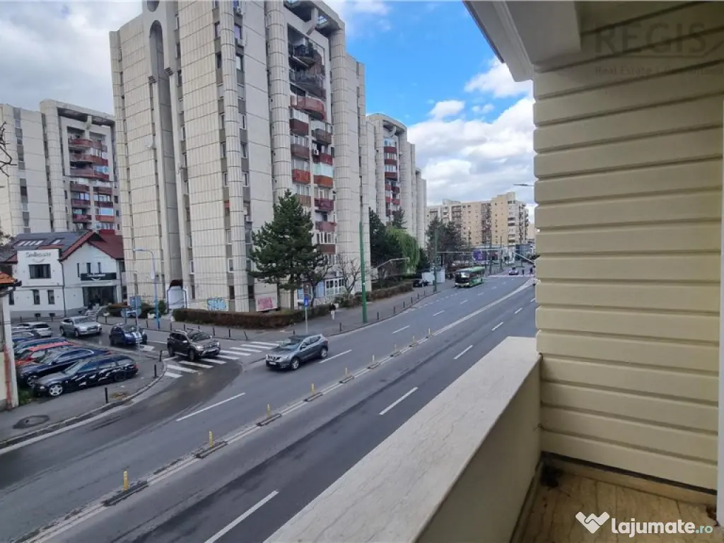 Vila - Bloc modern de 11 camere zona Centrul Civic , Onix 