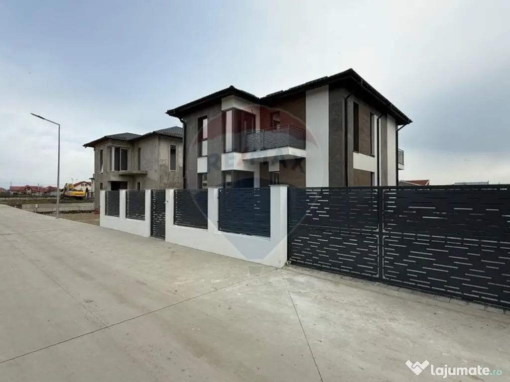 Casă / Vilă cu 4 camere Strada Vrancei 