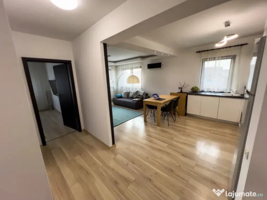 Apartament 2 camere, decomandat - zona Tractorul