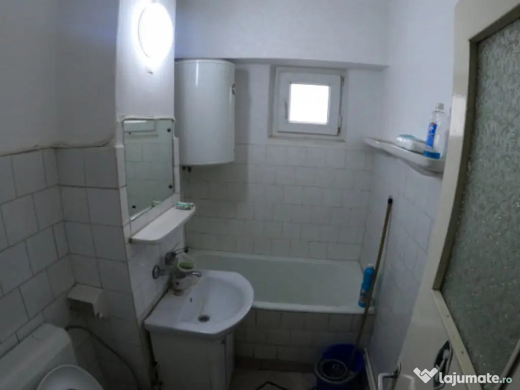 Apartament cu 3 camere la etajul 3/4 decomandat izolat termi