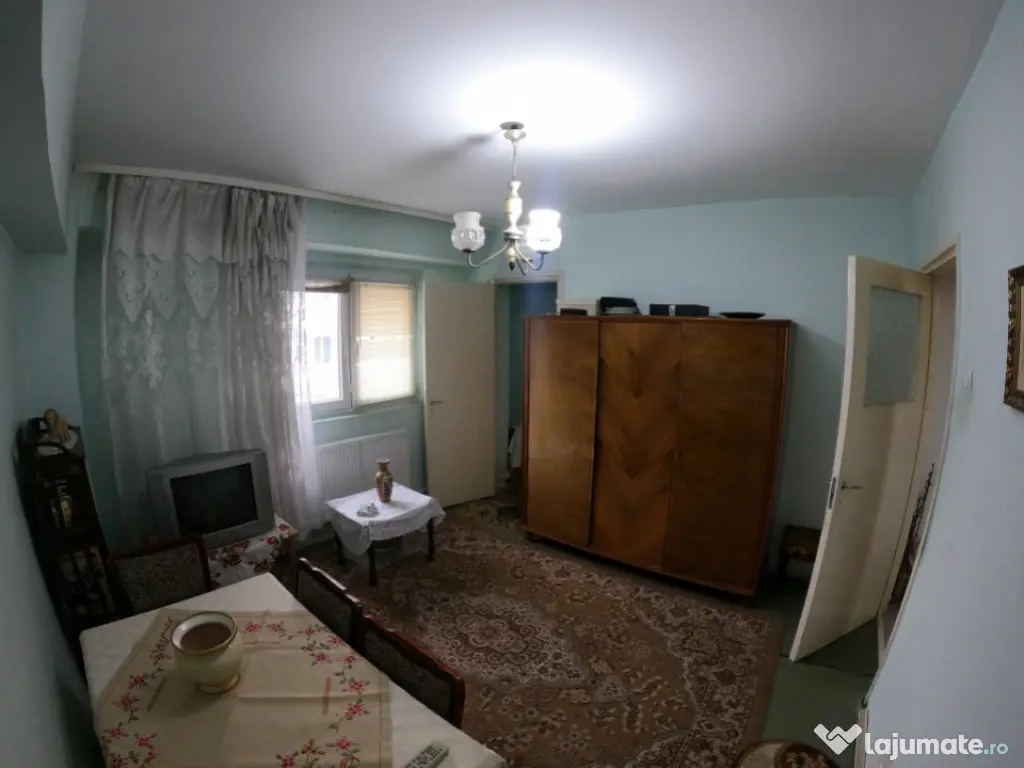 Apartament cu 3 camere la etajul 3/4 decomandat izolat termi