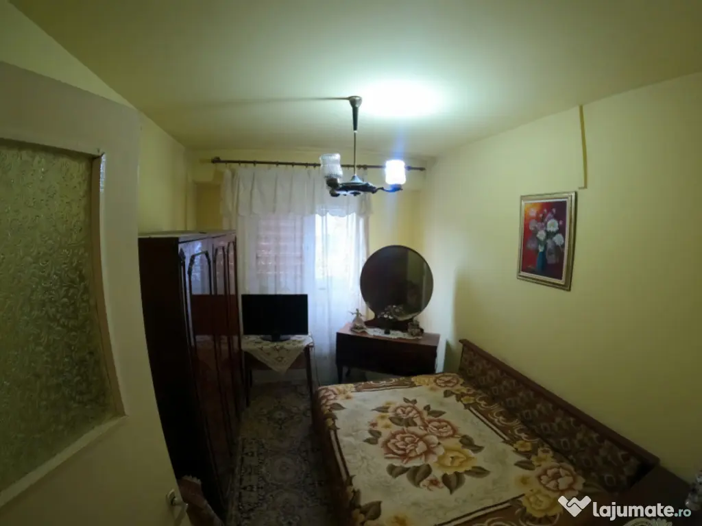 Apartament cu 3 camere la etajul 3/4 decomandat izolat termi